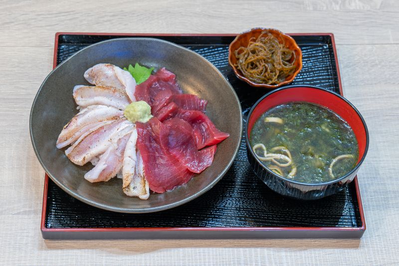 生本まぐろ＆炙りのどぐろ丼のセット